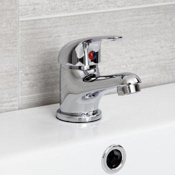 essentials-bathroom-suite-with-single-ended-bath-taps-1700mm